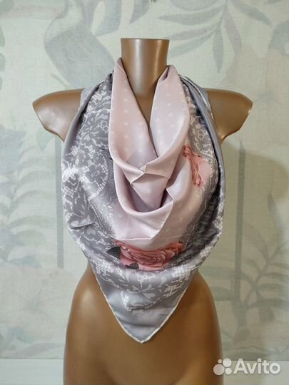 Валентино Новый шёлковый платок с розочками