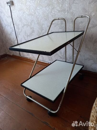 Столик на колесиках