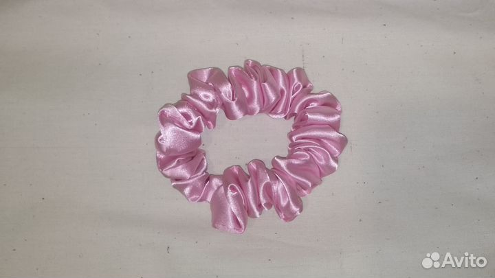 Розовая атласная объёмная резинка для волос
