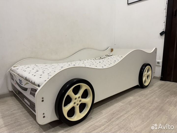 Детская кровать машина