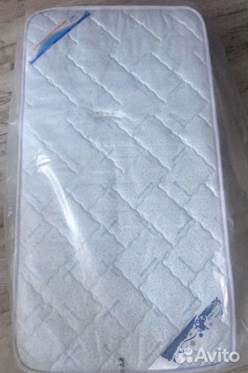 Детская кроватка и комод