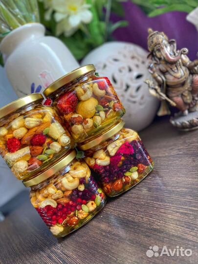 Ореховый микс с медом и клубникой