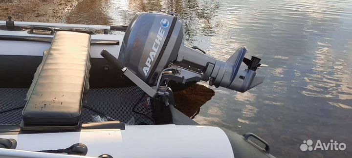 Лодка с мотором