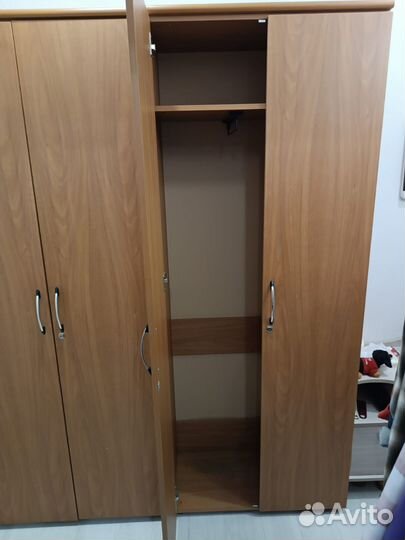 Коричневый шкаф