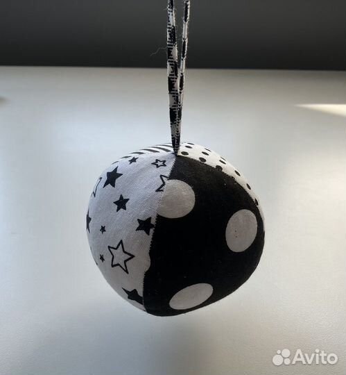 Подвеска мячик черно-белый для малышей