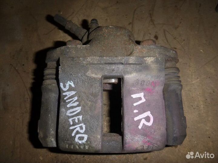 Суппорт передний правый renault sandero 2014