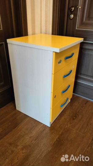 Тумба с выкатными ящиками