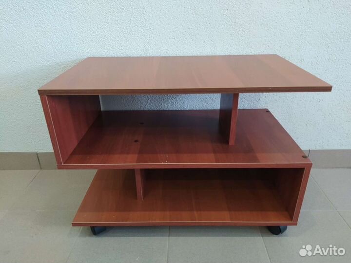 Журнальный столик на колесах