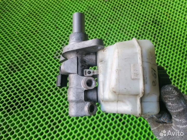 Бачок тормозной цилиндр на VW Passat B7 CC