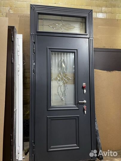 Двери входные с ковкой и стеклом