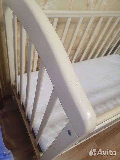 Детская кроватка с маятником