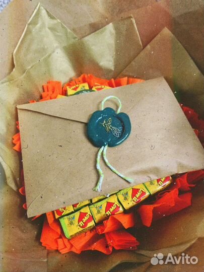 Подарочный букет love is жвачки / конфеты