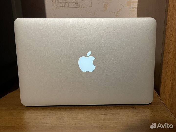 Apple MacBook Air (11-inch, Mid 2012)