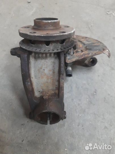 Поворотный кулак передний правый Skoda Octavia A4