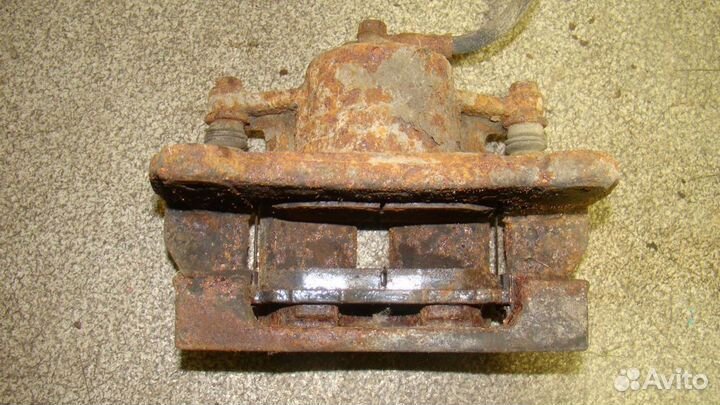 Суппорт передний правый Lexus RX 300/330/350/400h