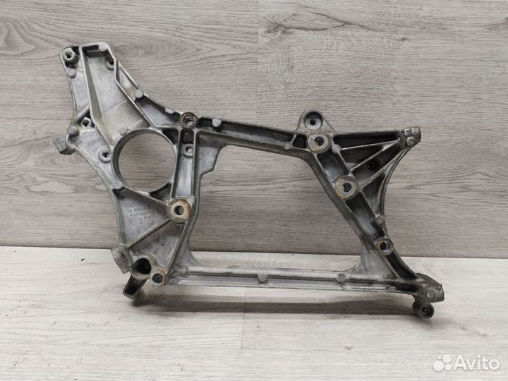 Кронштейн на двигателя Мерседес м651