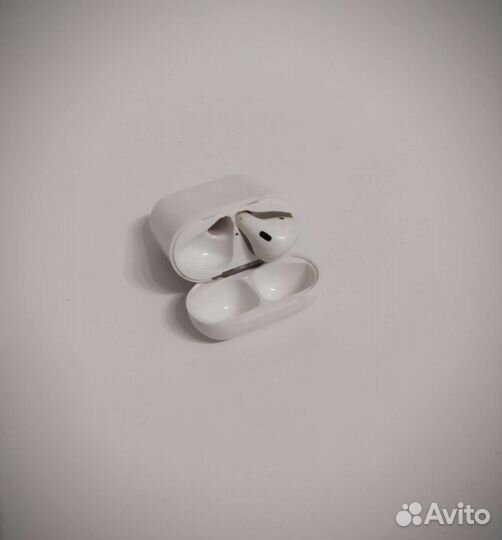 Кейс и наушник (лев.)