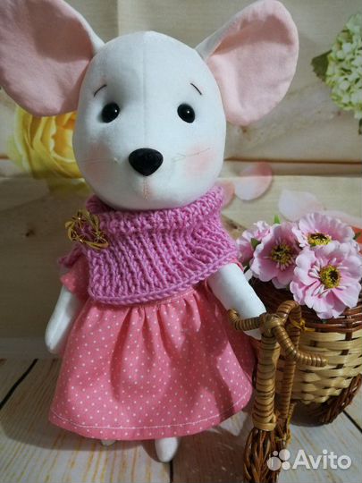 Мышка в розовом платье