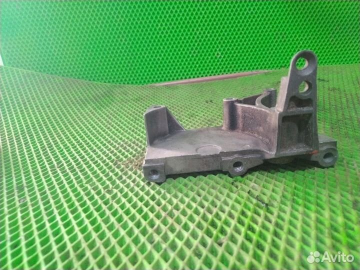 Кронштейн опоры двигателя правый Renault Megane 2