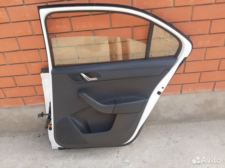 Задняя правая дверь skoda rapid
