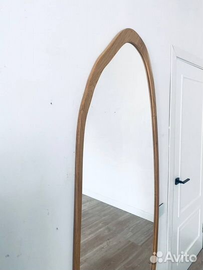 Большое настенное зеркало из дерева дизайнерское