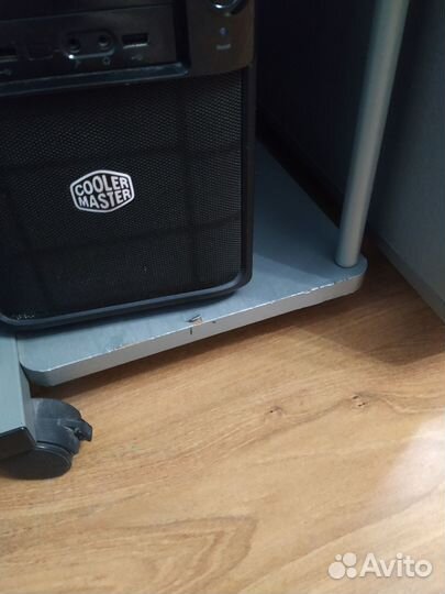 Компьютерный стол стеклянный