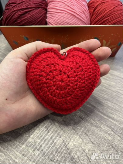 Вязаный брелок сердечко