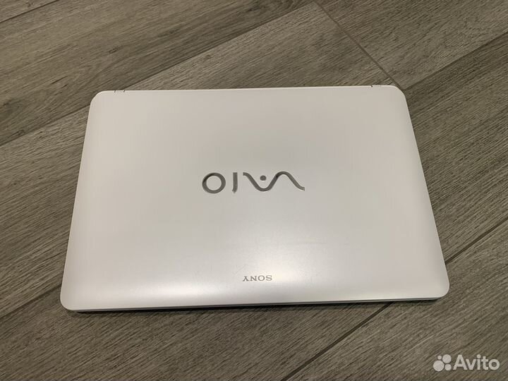 Ноутбук Sony Vaio svF1521D1RW