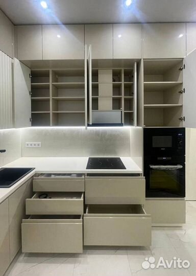 Кухня на заказ Бастони. Компактная угловая кухня