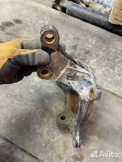 Передний левый поворотный кулак Lexus NX