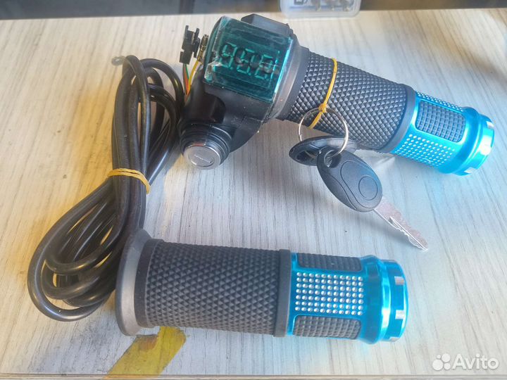 Ручка газа с вольтметром и ключем электровелосипе