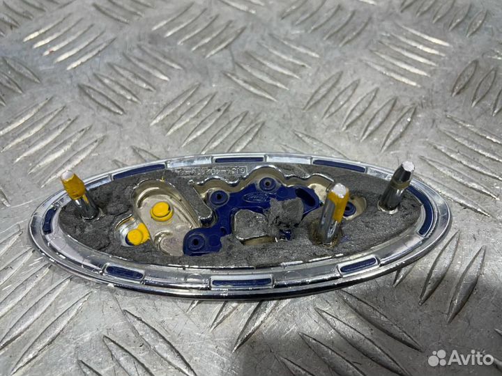 Б/У Эмблема крышки багажника 