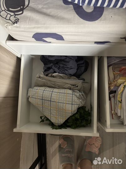 Кровать односпальная с ящиками и матрасом