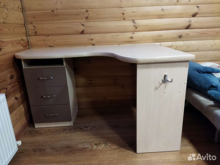 Угловой письменный стол