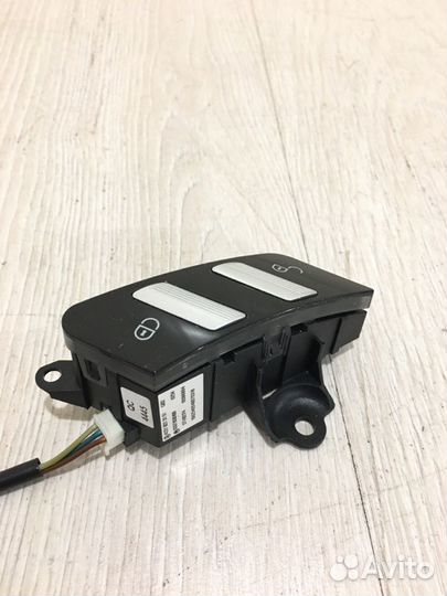 Кнопка центрального замка правая Mercedes Benz