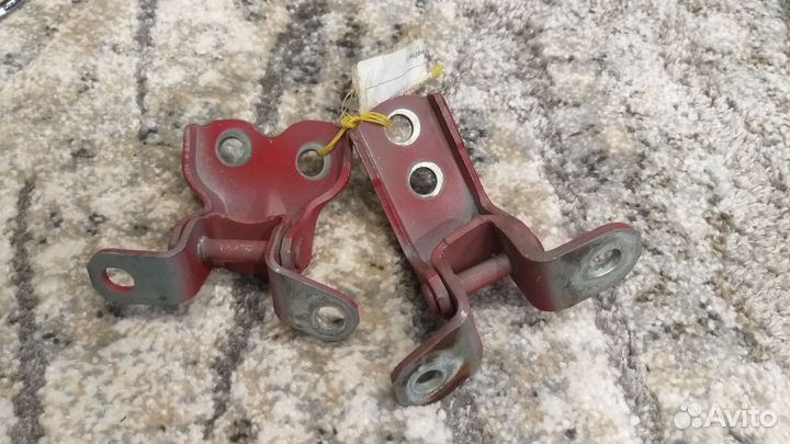 Петли передние правые toyota corolla runx,allex