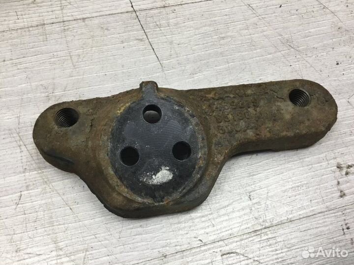 Кронштейн подушки двигателя левый Scania R380 11