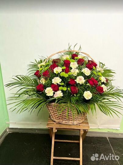 Ритуальные корзины из живых цветов