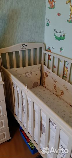 Детская кроватка с маятником, матрасом и бортиками