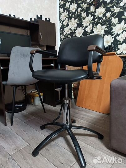 Парикмахерское кресло