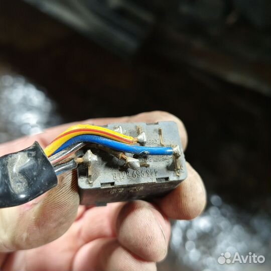 895959561 кнопка люка Ауди 80 б4 100 443959561B