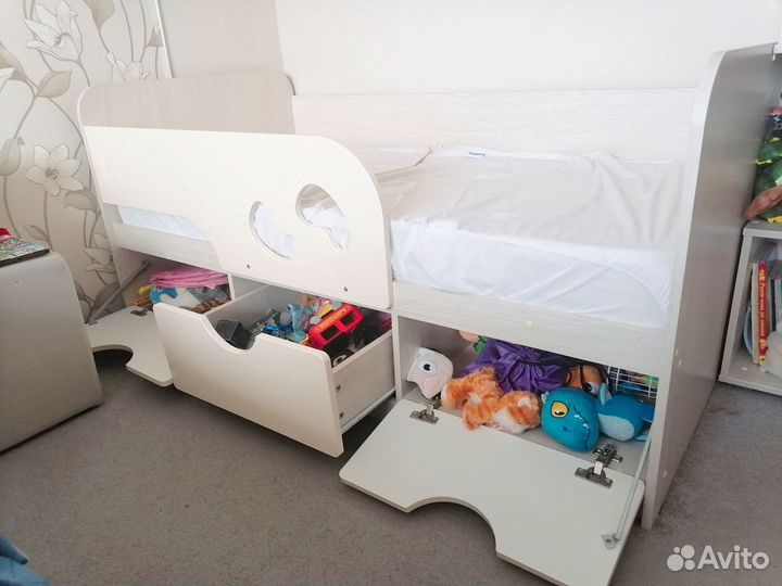 Кровать с бортиком 160