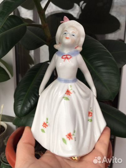 Статуэтки фарфор девочки