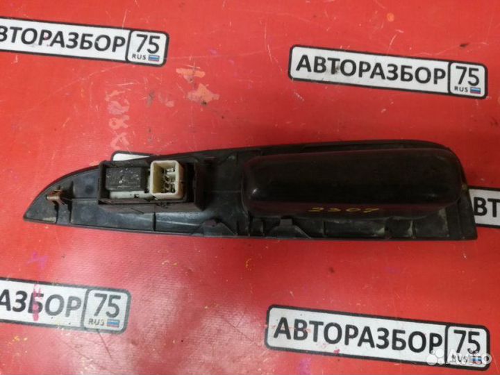 Кнопка стеклоподъемника задняя правая Toyota Mark