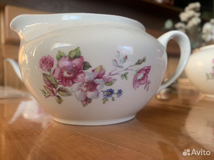 Фарфоровый молочник