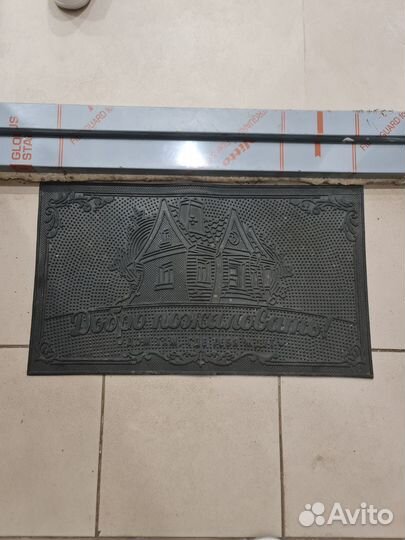 Резиновый коврик под дверь