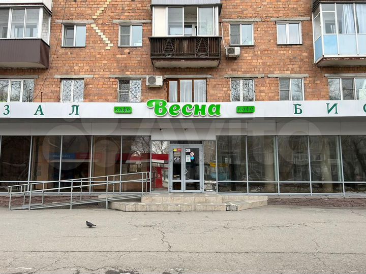 Здание расположено на 1 этаже жилого дома, общая п