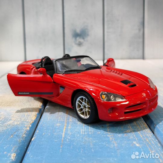Модель автомобиля 1:24 Dodge Viper SRT 10 Bburago