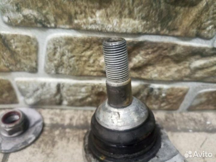 Рычаг передний нижний левый Jeep Grand Cherokee