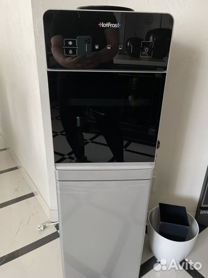 Кулер с чайником Hot Frost с нижней загрузкой